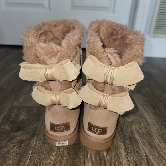 UGG Bailey Bow Boots - Picture 15 of 15